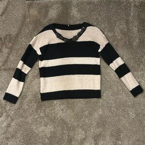 Knitted sweater with lace